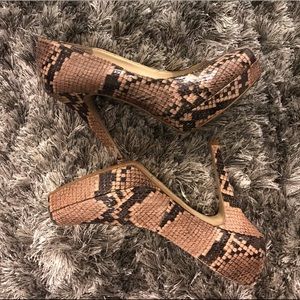 Snake Skin Print. Round Toe Pumps